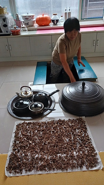 ▲ 한국에서 7년간 돈벌어 잘살고 있다는 중국 동포집에 초대받아 방문했다. 중국 동북 3성 동포들은 잘사는 한국 덕택을 부인하지 못할 것이라고 말했다. 겨울 날씨가 너무 추워 방안에 부엌이 있다. "연기는 어떻게 처리하느냐?" 는 질문에 "연기가 안 난다"고 했다. ⓒ 오문수관련사진보기