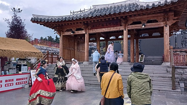 ▲ 연길시 소영진 리화촌에 위치한 조선족민속원을 방문한 중국인들이 예쁜 한복을 빌려입고 화보촬영에 여념이 없었다. ⓒ 오문수