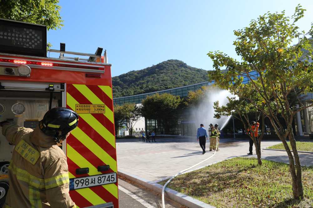 ▲ 대형화재에 대비하기 위해 여수소방서와 합동 소방훈련을 진행 모습 ⓒ해양경찰교육원