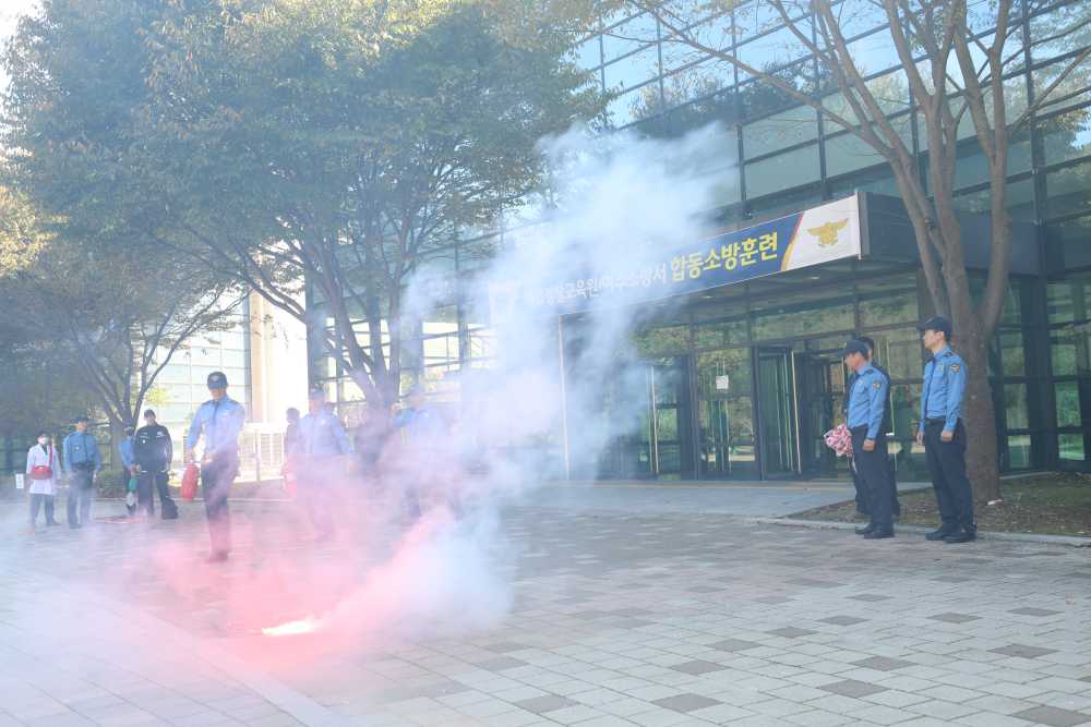 ▲ 대형화재에 대비하기 위해 여수소방서와 합동 소방훈련을 진행 모습 ⓒ해양경찰교육원