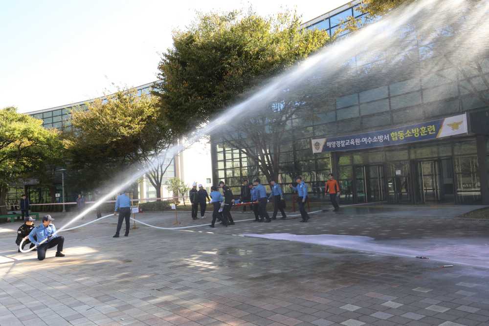 ▲ 대형화재에 대비하기 위해 여수소방서와 합동 소방훈련을 진행 모습 ⓒ해양경찰교육원