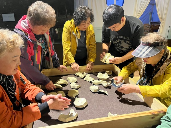 ▲ 도자기 파편을 맞추어보는 어르신들