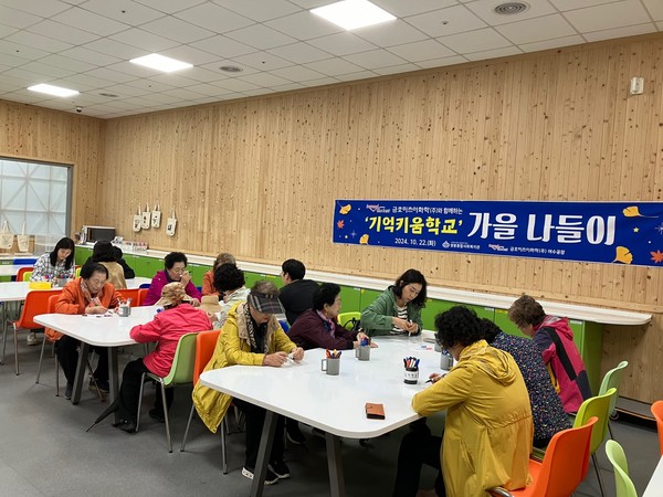 ▲ 봉사자와 함께한 분청사기 자석만들기