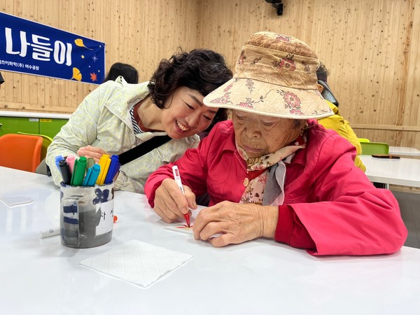 ▲ 봉사자와 함께하는 분청사기 자석만들기