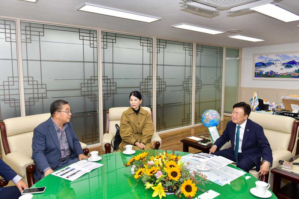 ▲임기 시작에 앞서 지난 22일 여수시관광협의회 공동회장인 정기명 여수시장과 이순미 전임회장, 김영호 신임회장이 시장실에서 간담회를 가졌다. ⓒ여수시