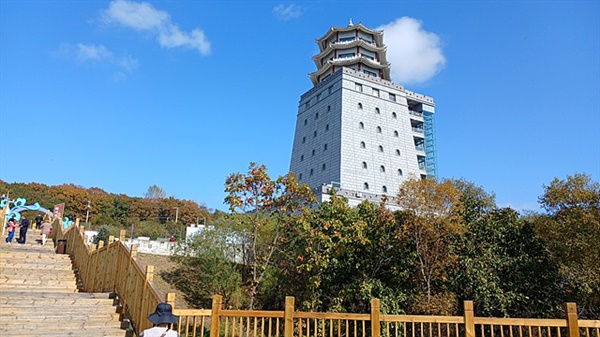 ▲ 훈춘에 있는 용호각 전망대 모습으로 중국과 러시아 관광객이 많이 방문해 있었다 ⓒ 오문수