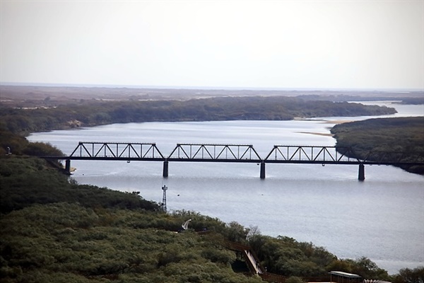 ▲ 훈춘 용호각에서 촬영한 두만강 하류 모습. 북한 나진에서 러시아 하산으로 가는 철교 모습으로 두만강을 따라 조금만 더내려 가면 동해바다인데 중국측 안내간판에는 일본해라고 적혀 있었다. ⓒ 오문수