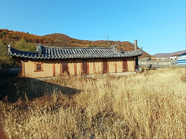 ▲1990년 남북고위급회담이 열렸을 때 북한측 수석대표로 서울을 방문했던 연형묵 총리가 태어났던 집 모습. 안내간판에는 그의 부친 연희상이 항일독립운동을 했다는 기록이 있었다. ⓒ 오문수