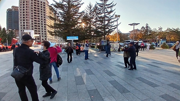 ▲ 도문시 광장에서 우리말 노래에 맞춰 흥겹게 춤추는 사람들. ⓒ 오문수