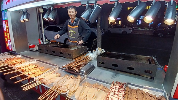 ▲ 연길 야시장 모습. 꼬치구이를 파는 아저씨한테 사진 찍겠다고 했더니 활짝 웃어줬다 ⓒ 오문수