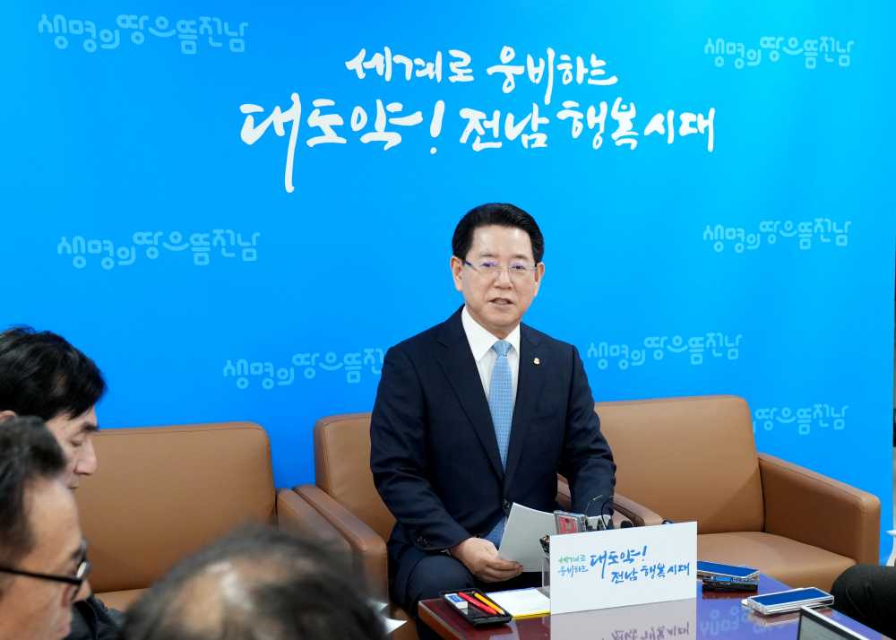 ▲ ​김영록 전라남도지사가 24일 도청 기자실에서 기본소득 등 도정 현안 및 순방계획 설명 기자간담회를 하고 있다.ⓒ전라남도청​