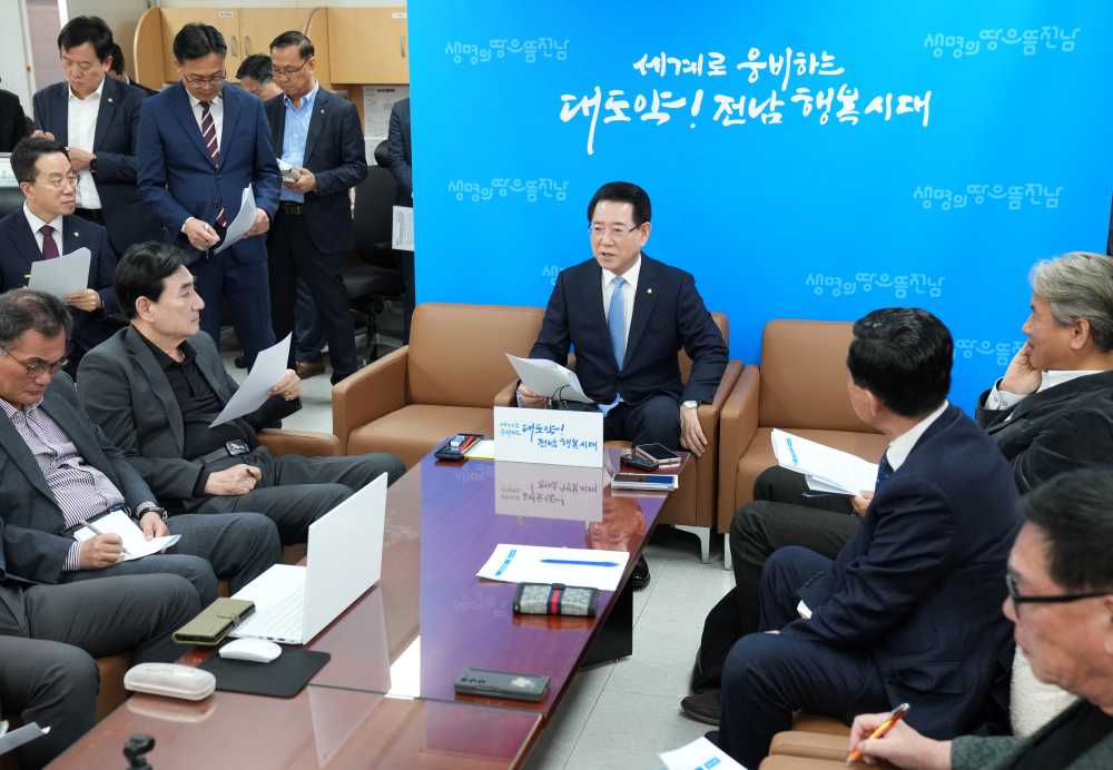 ▲ ​김영록 전라남도지사가 24일 도청 기자실에서 기본소득 등 도정 현안 및 순방계획 설명 기자간담회를 하고 있다.ⓒ전라남도청​