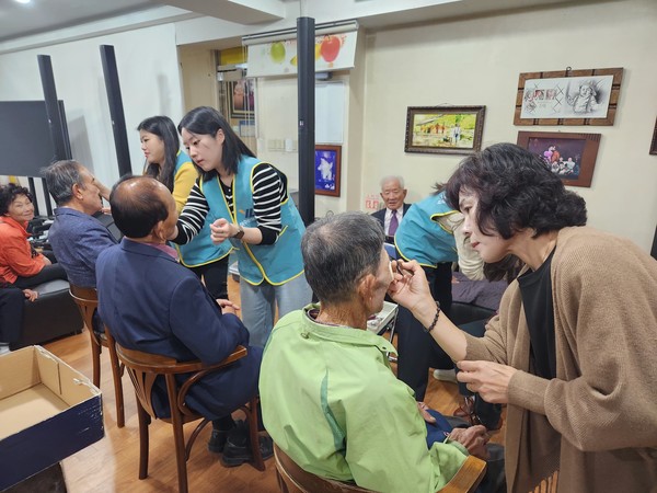 ▲ 항만공사 직원들이 헤어와 메이크업으로 곱게 단장해 드리는 모습