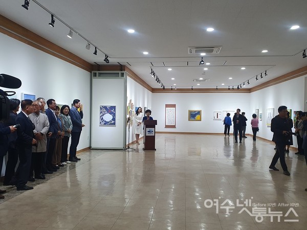 ▲ 여수여성미술작가회 이춘이 회장이 인사말을 하고 있다.   ⓒ공문택