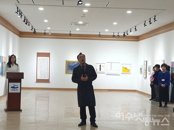 ▲ 이중현 성악가가 ‘10월의 어느 멋진 날에’를 부르고 있다.   ⓒ공문택