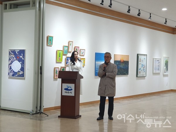 ▲ 강종열 ‘여수시 미술협회’ 고문이 축사를 하고 있다.   ⓒ공문택