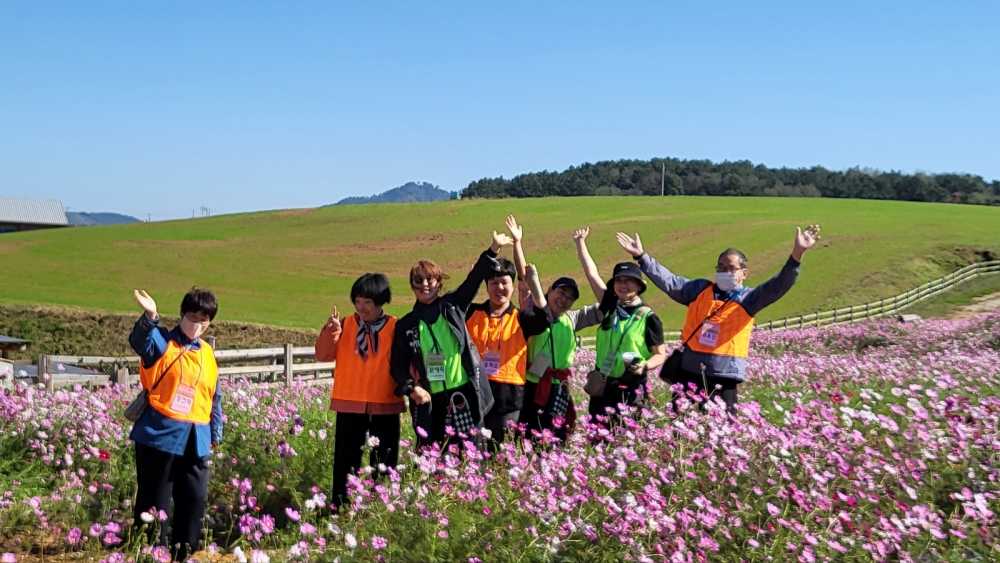 ▲ 장애인 이용자와 활동지원사가 함께 고창 상하농원으로 나들이를 다녀왔다ⓒ문수종합사회복지관