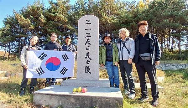 ▲ 3.13반일의사릉 앞에서 큰절을 올린 후 기념촬영한 일행들 모습 ⓒ 오문수
