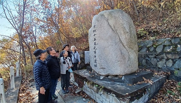 ▲ 15만엔 탈취사건기념비를 둘러보는 일행들 ⓒ 오문수