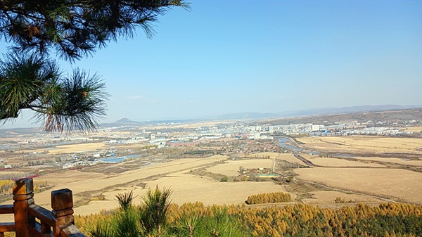 ▲ 일송정 전망대에서 내려다본 용정시내 모습으로 벌판 사이를 흐르는 강이 해란강이다. ⓒ 오문수