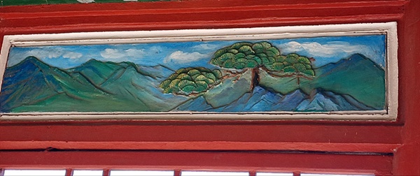 ▲ 비암산 전망대에는 원래 그림속에 보이는 소나무 한 그루만 있었다고 한다. 일제강점기 시절 독립운동하던 중국동포들이 모여 비밀회의를 벌였던 곳으로 지형상 소나무가 일본총영사관을 덮치는 형국이어서 일제가 고사시켰다고 한다. 훗날 동포들이 고사된 소나무 자리에 정자를 세워 '일송정'이 탄생했다고 한다. ⓒ 오문수