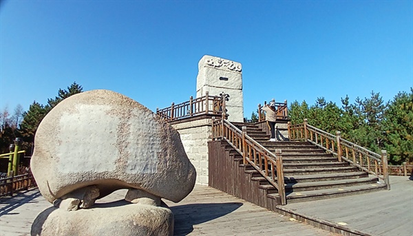 ▲ 일송정을 내려와 주차장에 내려오니 전망대와 다른 '일송정' 기념비가 세워져 있었지만 왼쪽 큰 바위에 있는 글씨가 지워져 가이드에게 물었더니 원래 선구자 가사가 적혀있었다고 한다. 무슨 이유로 지웠는지 모르지만 씁쓸했다. '그러려니' 하기에는 마음이 편치 않았다 ⓒ 오문수