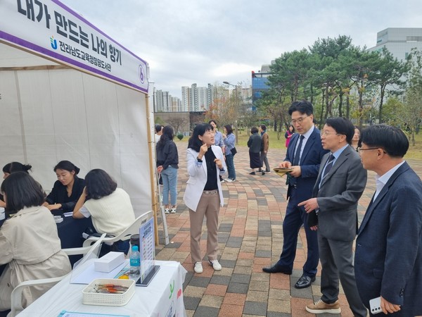 ▲‘제4회 전라남도 평생학습박람회’에 참여한 전남교육청 소속 기관 체험부스가 운영되고 있다. ⓒ전남교육청