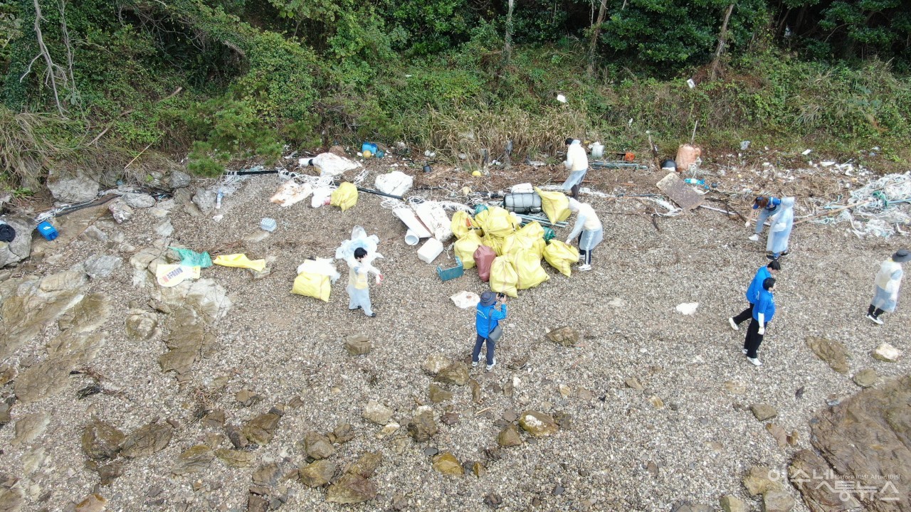 ▲27일 지붕없는 미술관이 있는 아름다운섬 고흥 연홍도에서 섬복지 및 해양쓰레기 청소 모습 ⓒ여수꽃사모 제공