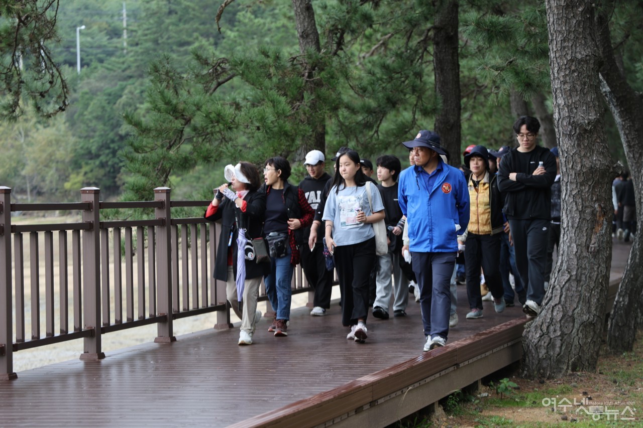 ▲27일 여수꽃사모가 주최한 지붕없는 미술관이 있는 아름다운섬 고흥 연홍도에서 섬복지 및 해양쓰레기 청소 모습ⓒ여수꽃사모 제공