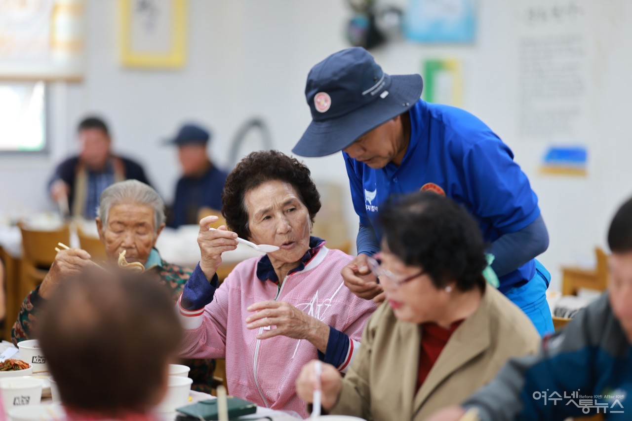 ▲27일 지붕없는 미술관이 있는 아름다운섬 고흥 연홍도에서 섬복지 및 해양쓰레기 청소 모습 ⓒ여수꽃사모 제공