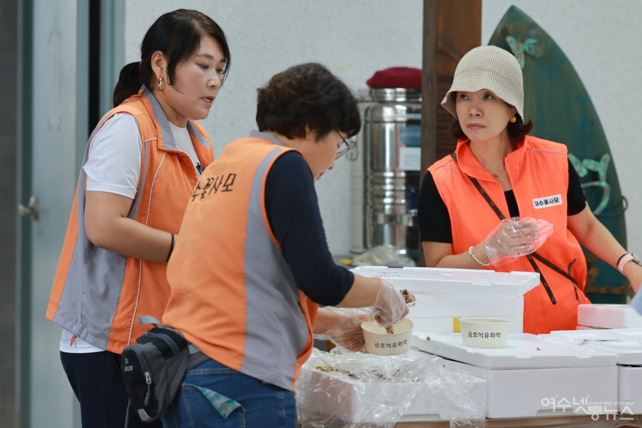 ▲27일 지붕없는 미술관이 있는 아름다운섬 고흥 연홍도에서 섬복지 및 해양쓰레기 청소 모습 ⓒ여수꽃사모 제공