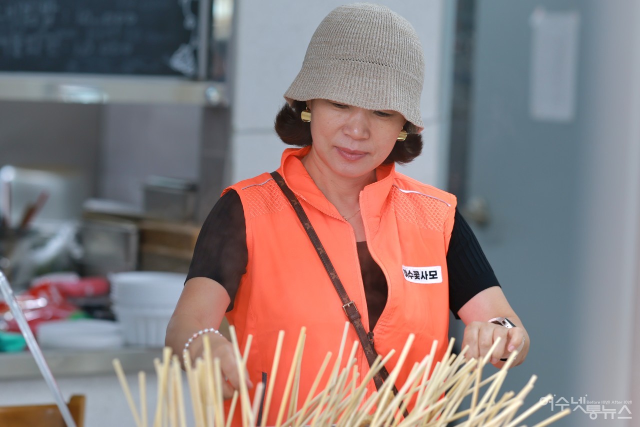 ▲27일 지붕없는 미술관이 있는 아름다운섬 고흥 연홍도에서 섬복지 및 해양쓰레기 청소 모습 ⓒ여수꽃사모 제공