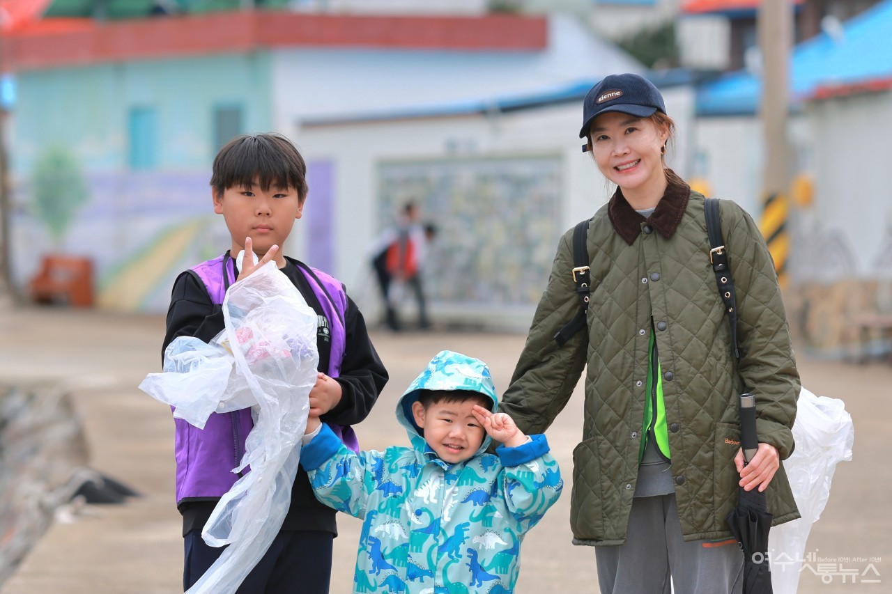 ▲27일 지붕없는 미술관이 있는 아름다운섬 고흥 연홍도에서 섬복지 및 해양쓰레기 청소 모습 ⓒ여수꽃사모 제공