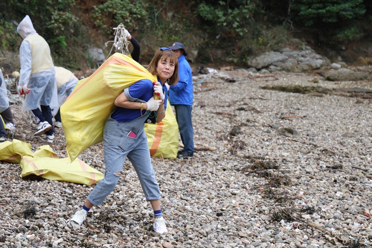 ▲27일 지붕없는 미술관이 있는 아름다운섬 고흥 연홍도에서 섬복지 및 해양쓰레기 청소 모습 ⓒ여수꽃사모 제공