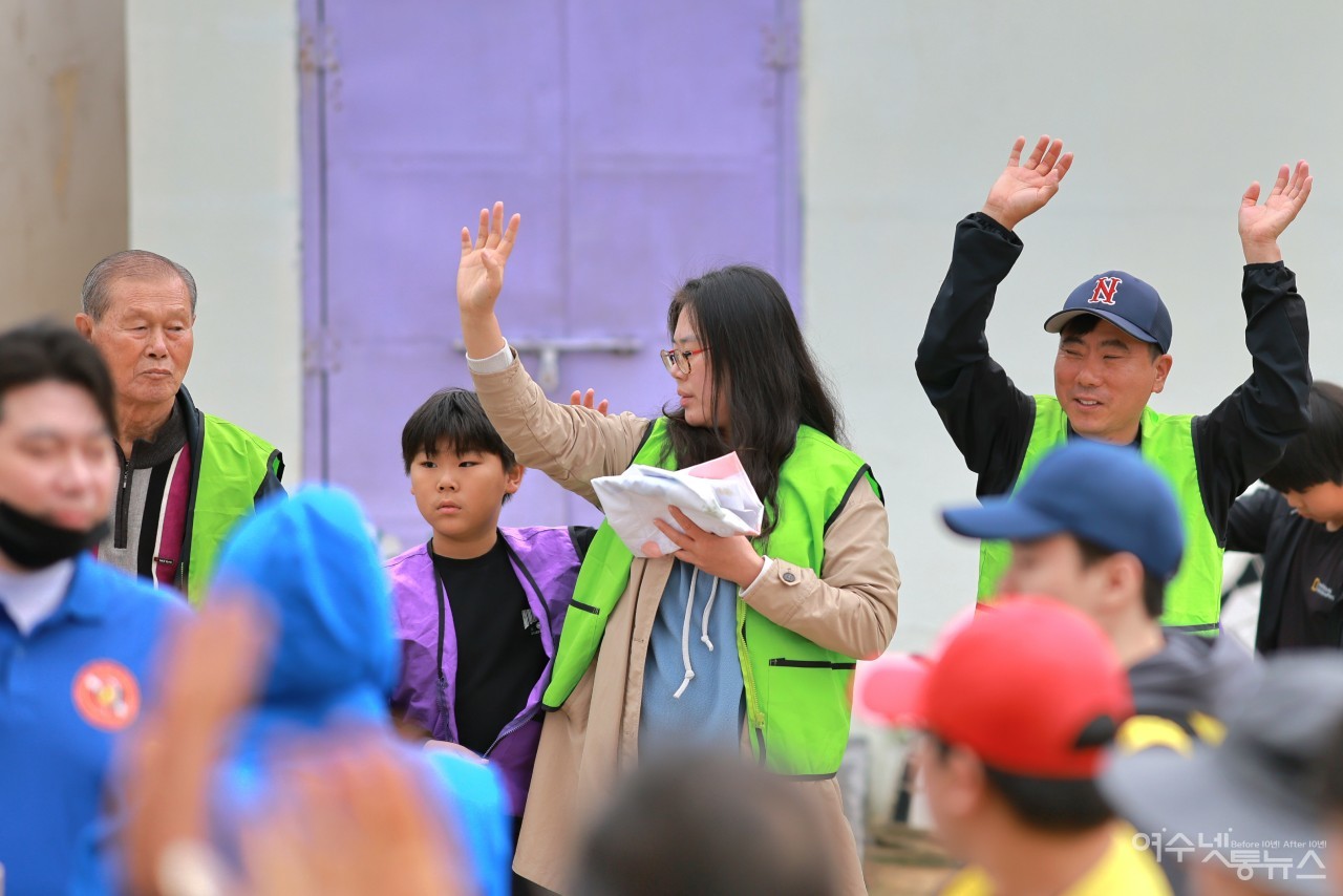 ▲27일 지붕없는 미술관이 있는 아름다운섬 고흥 연홍도에서 섬복지 및 해양쓰레기 청소 모습 ⓒ여수꽃사모 제공