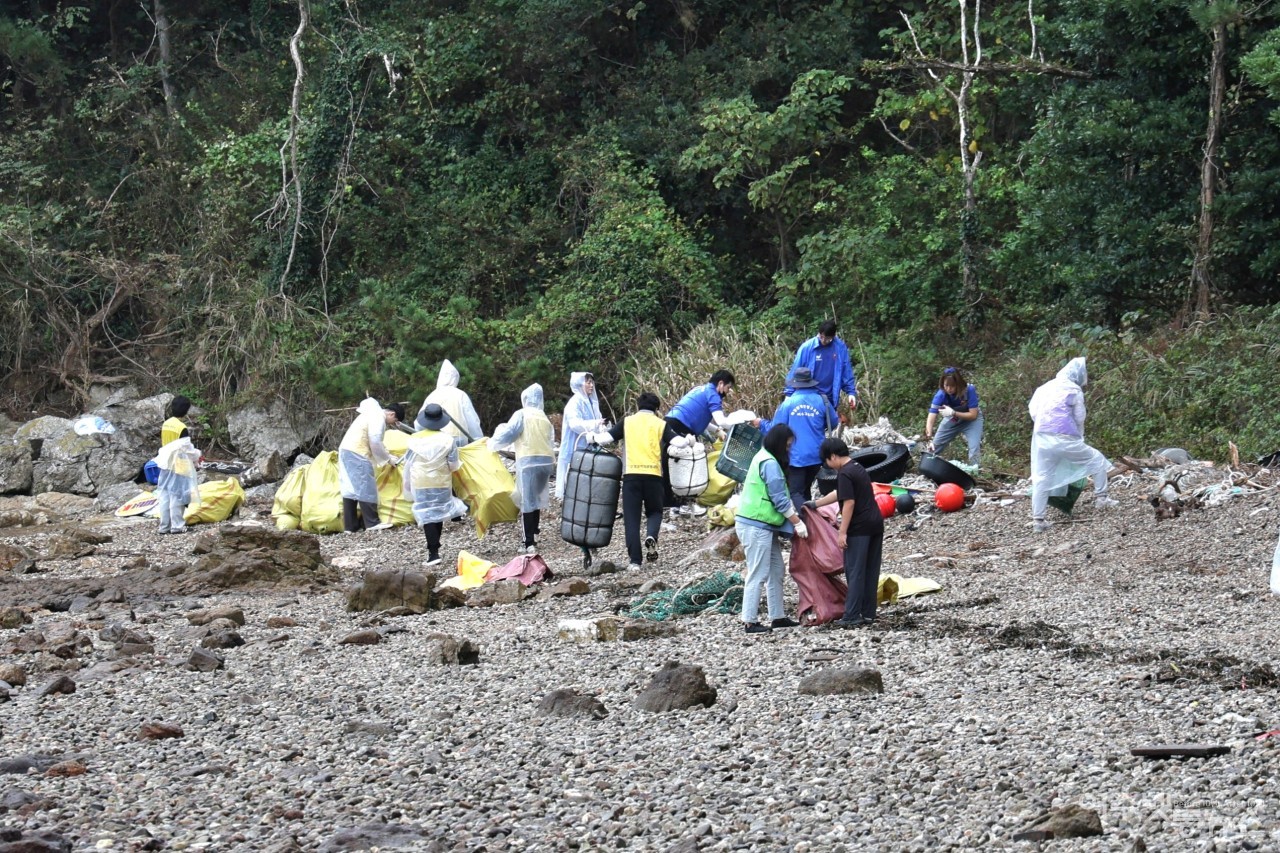 ▲27일 지붕없는 미술관이 있는 아름다운섬 고흥 연홍도에서 섬복지 및 해양쓰레기 청소 모습 ⓒ여수꽃사모 제공