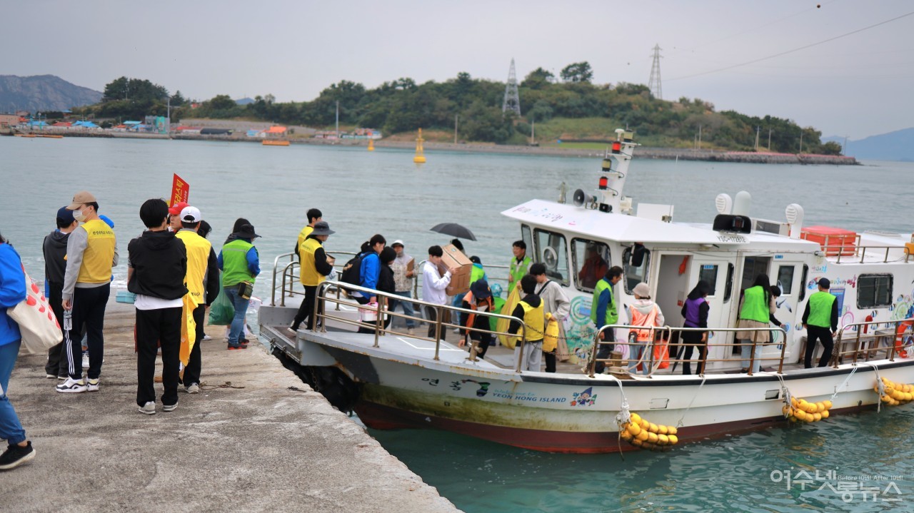 ▲27일 지붕없는 미술관이 있는 아름다운섬 고흥 연홍도에서 섬복지 및 해양쓰레기 청소 모습 ⓒ여수꽃사모 제공