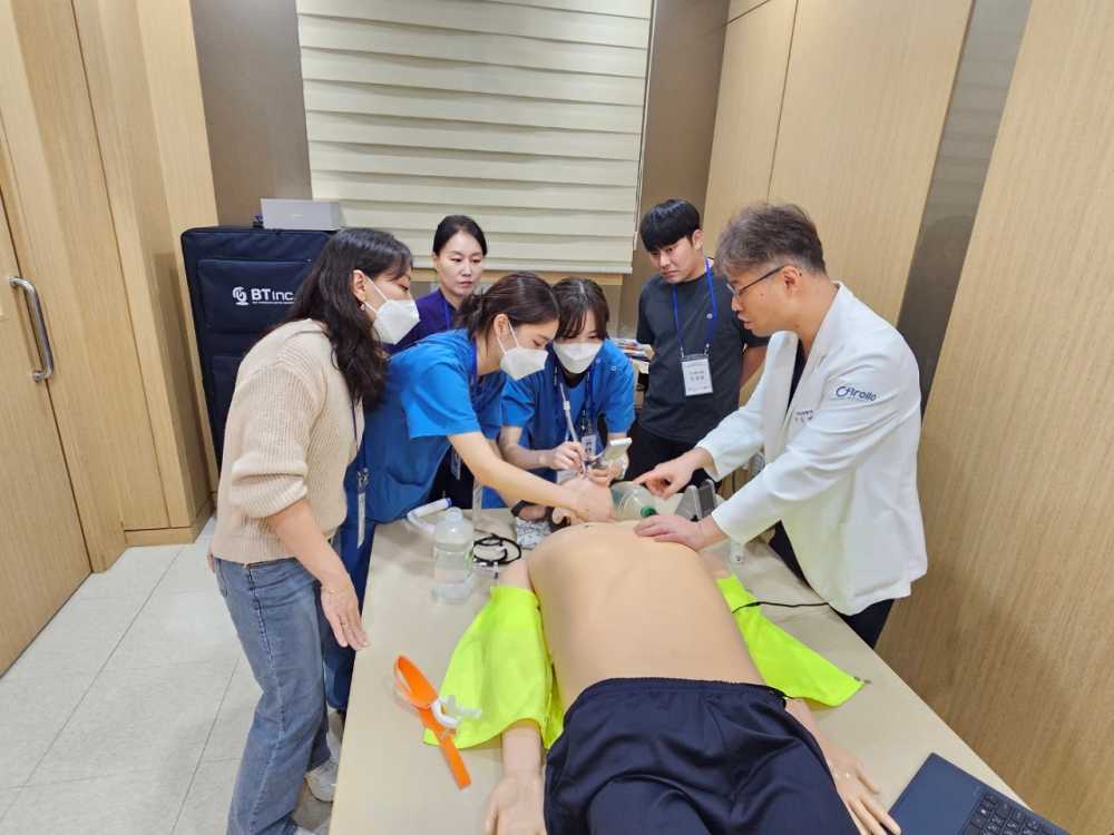 ▲ 성가롤로병원 권역응급의료센터 김재혁 센터장이 순천시 응급의료진 대상 소그룹 술기교육을 실시하고 있다ⓒ순천시