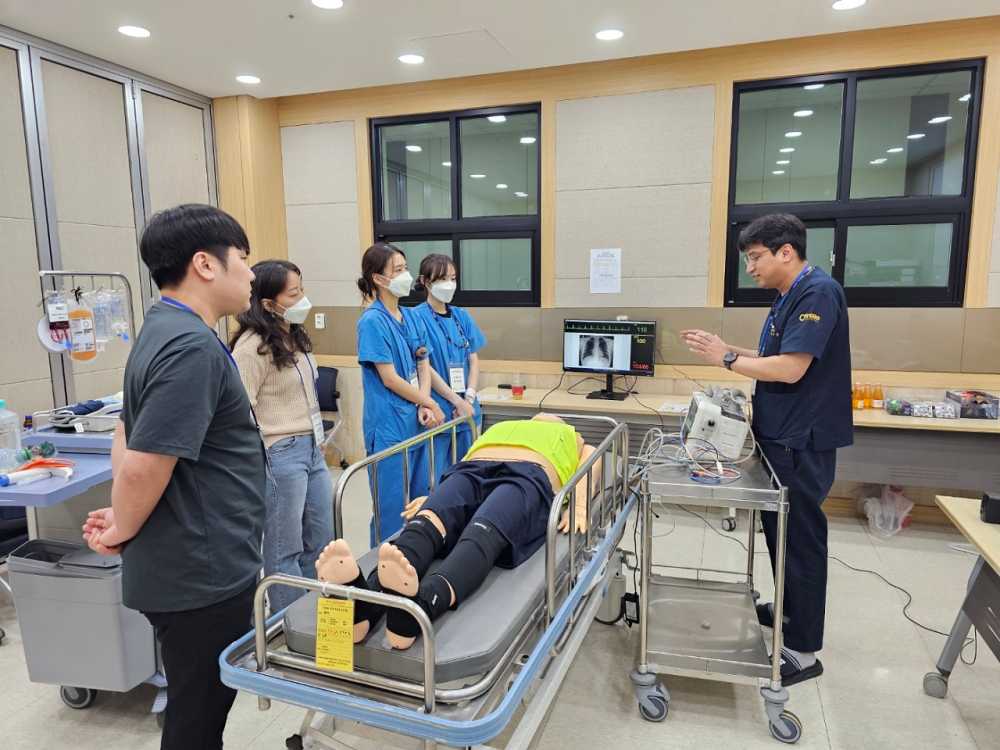 ▲ 성가롤로병원 권역응급의료센터 노종갑 과장이 순천시 응급의료진을 대상으로 교육하고 있다ⓒ순천시