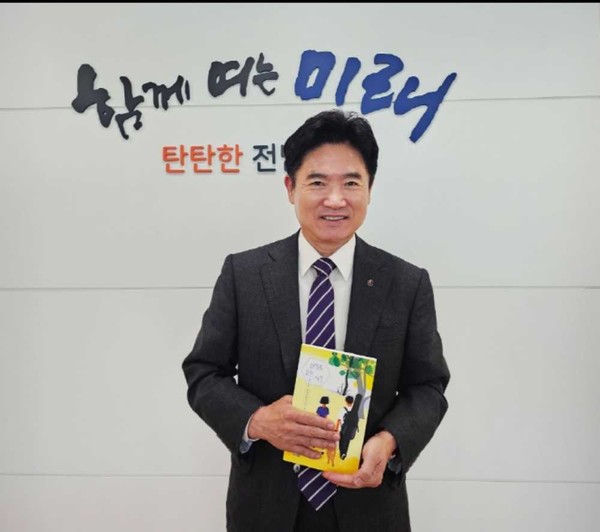▲ 김대중 전라남도교육감이 ‘함께 읽고 싶은 책 한 권’ 챌린지에 동참해, 정은 작가의 『산책을 듣는 시간』을 추천했다. ⓒ전남교육청