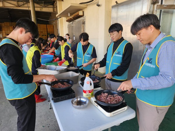 ▲ 항만공사, 지역봉사단체 짜장면 재료 준비하는 모습