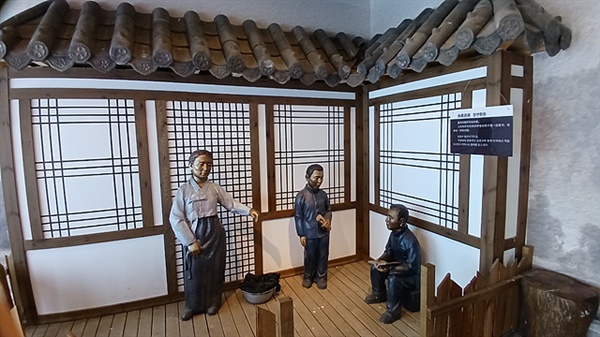 ▲한 집에서 석달 간격으로 태어난 송몽규와 윤동주는 평생을 같이한 친척이자 동지였다. 기념관에 재현해놓은, 윤동주와 송몽규가 같이 있는 모습이다. ⓒ 오문수