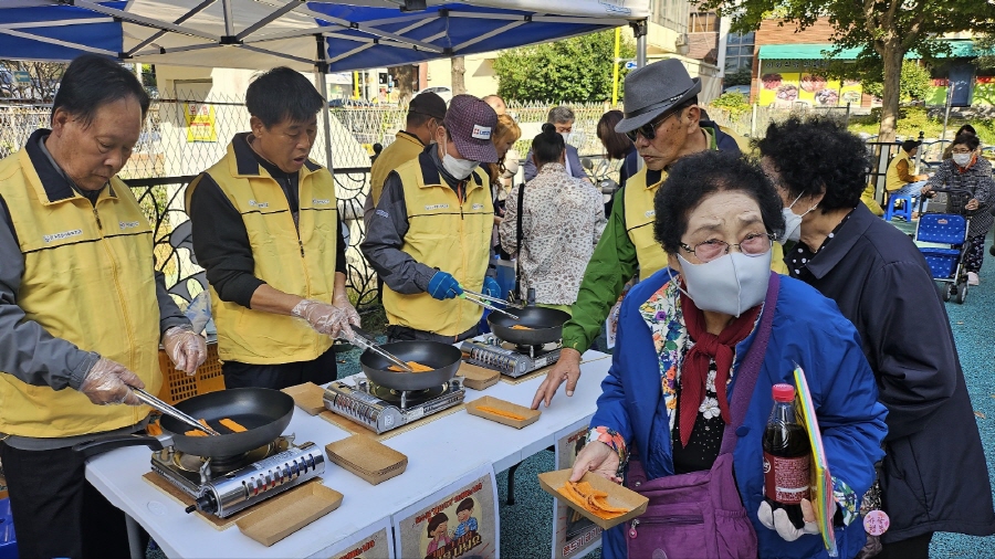 ▲ 문수종합사회복지관 문수골 마음지기팀이 진행하는 쫀드기 굽게 체험