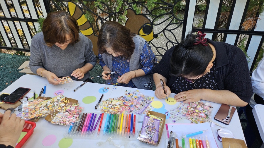 ▲ 문수종합사회복지관 내가 내인생의 디자인의팀의 캘리그라피 손글씨 재능기부의 모습