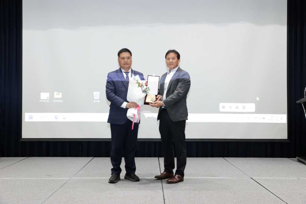 ▲ 주종섭 의원 납북귀환 어부와 가족으로부터 감사패 받은 모습 ⓒ주종섭 의원 