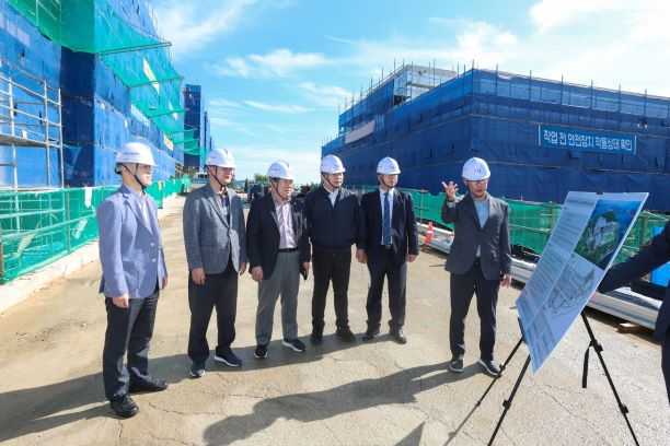 ▲경도 진입도로 공사 차질 없는 추진 당부를 부탁했다 ⓒ최동익 의원