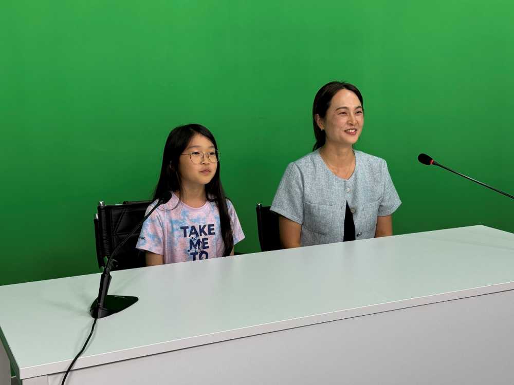 ▲ 순천시영상미디어센터에서 두근두근, 미디어 탐험대 참여 가족이 뉴스 앵커 역할을 맡은 모습ⓒ순천시