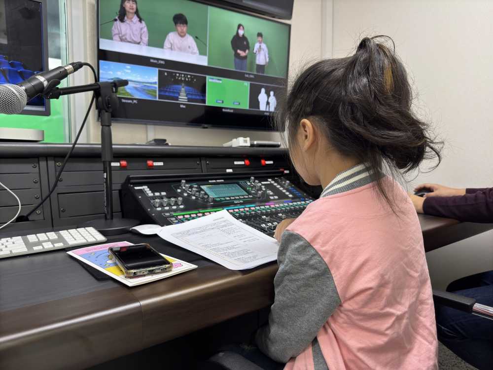 ▲ 순천시영상미디어센터에서 두근두근, 미디어 탐험대 참여자가 뉴스 PD가 되어 장비를 운용하는 모습ⓒ순천시