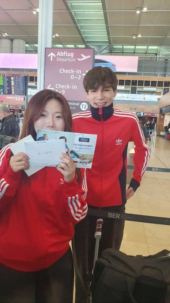 ▲ 인천공항으로 돌아가는 길 공항으로 배웅나온 독일친구들의 편지와 선물ⓒ한독국제유진청소년오케스트라