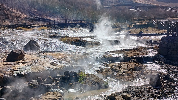 ▲ 장백폭포로 가는 중간에 있는 온천모습 ⓒ 오문수